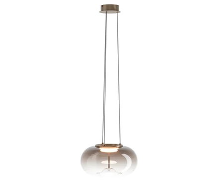 EGLO Hängeleuchte »Optica« mit kugelförmigem, rauchfarbenem Glas, das von oben nach unten heller wird, hängt an zwei dünnen Drähten von einer bronzefarbenen Deckenhalterung. Eine beleuchtete Lichtquelle ist im Inneren sichtbar.