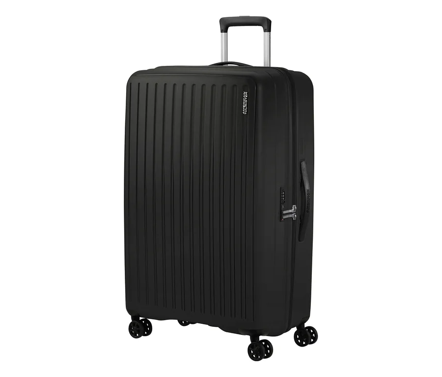 Großer American Tourister »Rejoy Spinner« Koffer in True Black mit geriffelter Oberfläche, ausziehbarem Griff und vier Doppelrollen.