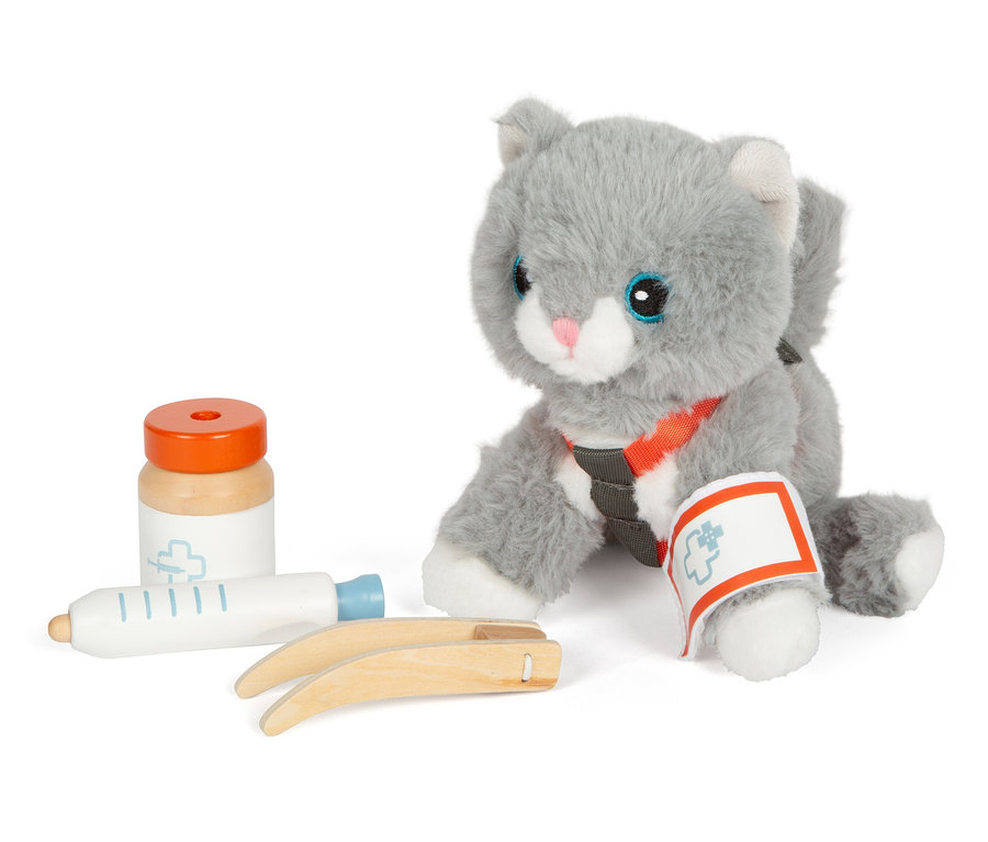 Graue Stoffkatze "small foot Katze mit Tasche und Pflege-Set" sitzt neben Spielzeug-Arztbesteck.