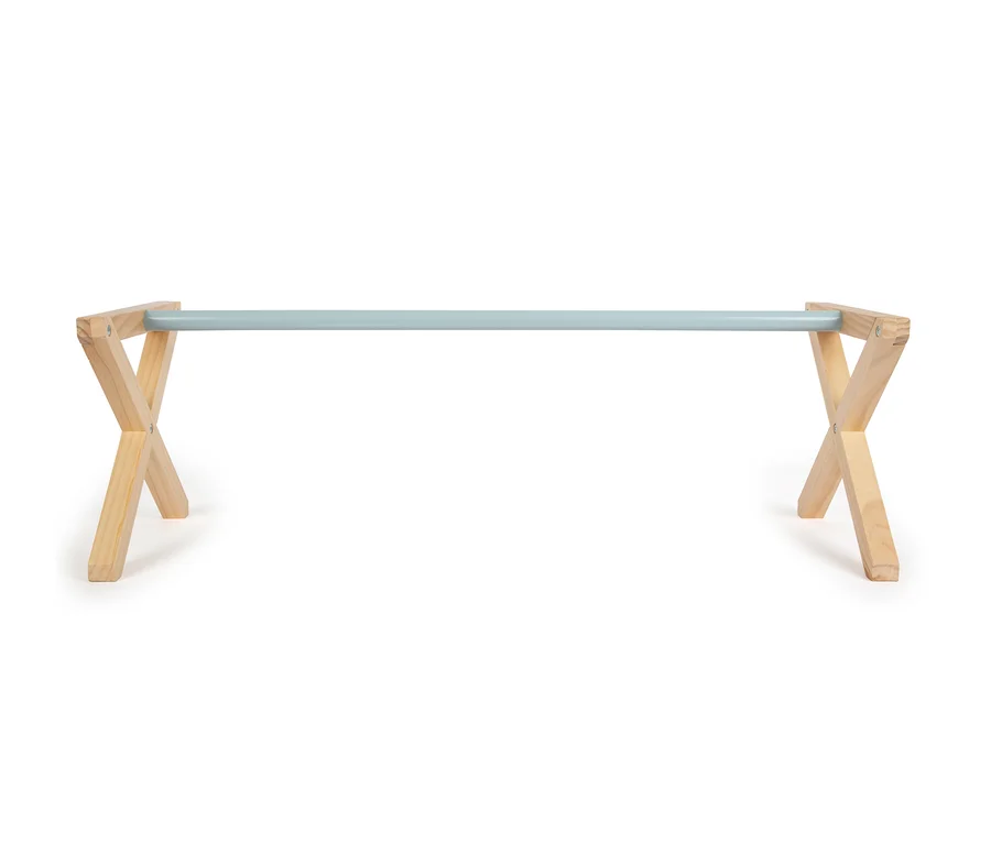 small foot Cavaletti-Hindernis-Set aus Holz mit hellblauer Stange.