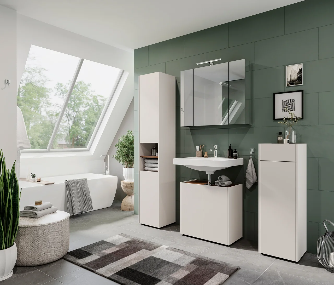 Modernes Badezimmer mit einer Badewanne unter einem schrägen Fenster und einer Waschtischkombination. Der Waschbeckenunterschrank »Wadena« in Kaschmir/Nussbaum steht unter einem weissen Waschbecken, darüber ein Spiegelschrank. Links und rechts davon stehen hohe, schmale Schränke in Kaschmir. Ein gemusterter Teppich liegt auf dem Boden.