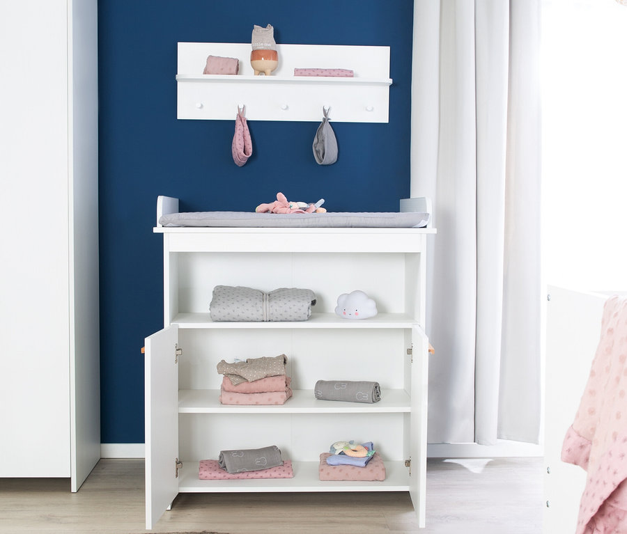 Kinderzimmer mit weißen roba »Anton« Möbeln: Bett, Wickelkommode und Schrank.