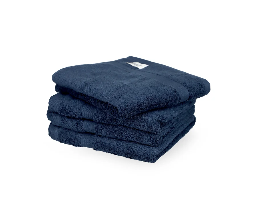 Vier gefaltete, blaue Handtücher "Cuddly" aus der SCHÖNER WOHNEN-Kollektion liegen gestapelt.