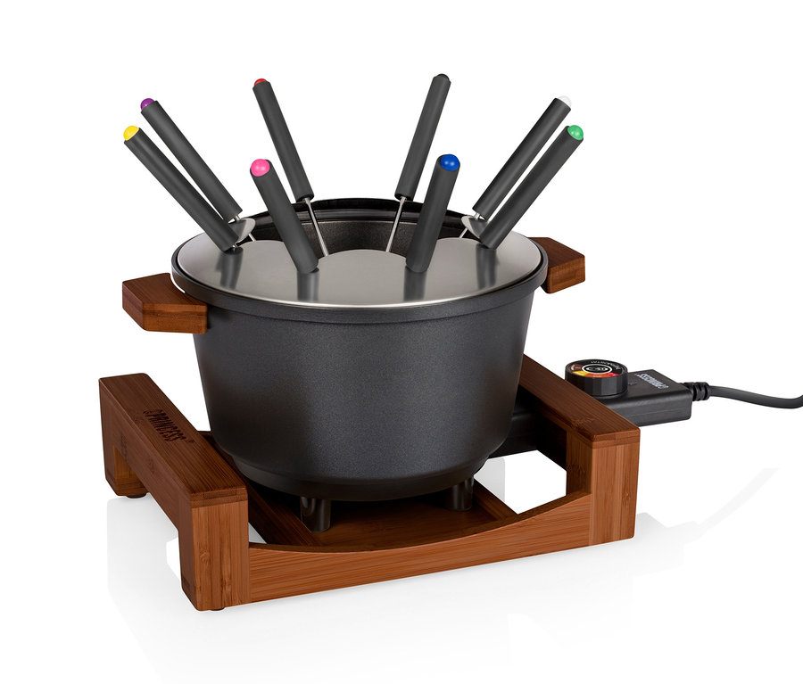 Ein schwarzes Fondue-Set mit bunten Gabeln auf einem Holzständer.