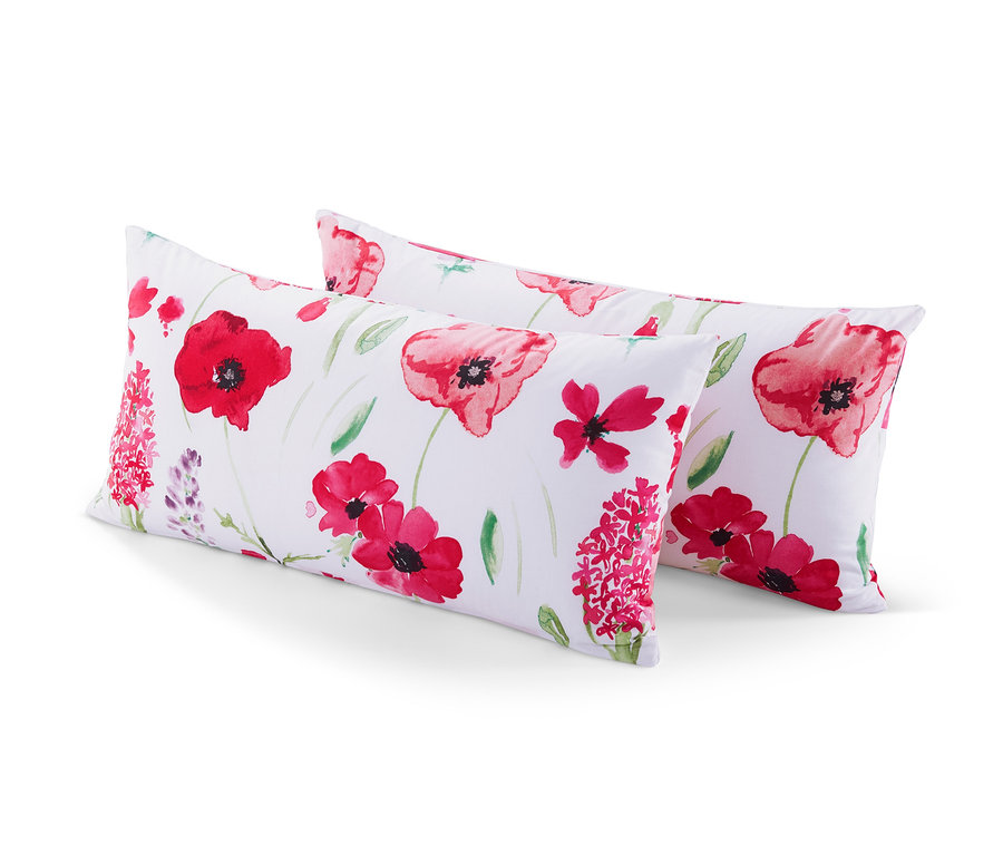 Zwei weisse Kissenbezüge mit Blumenmuster.