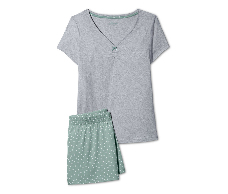 Grauer Shorty-Pyjama mit kurzem Arm und grünen Shorts mit weißen Punkten.