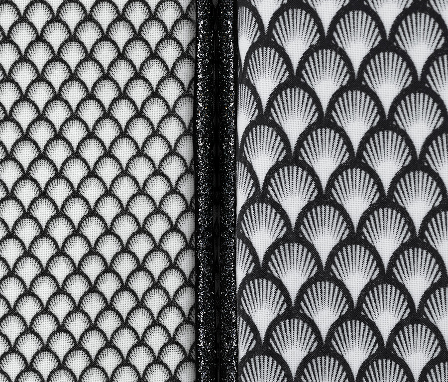 Detailansicht von zwei Kulturtaschen aus einem Kulturtaschen-Set mit schwarz-weißem Muster.