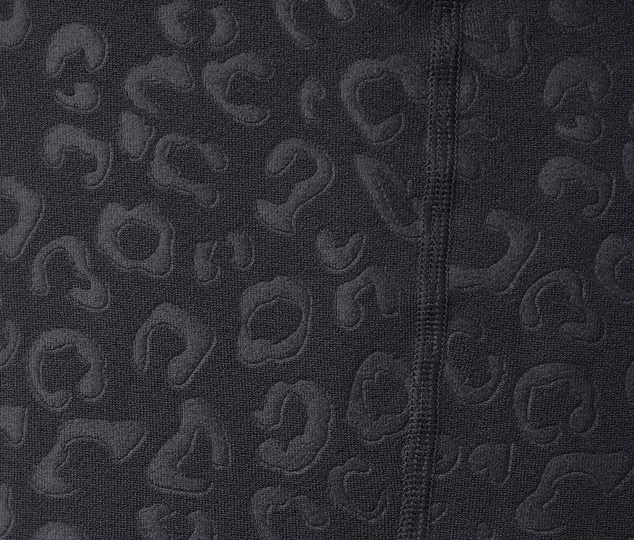 Detailaufnahme von schwarzen Thermoleggings mit geprägtem Tiermuster.