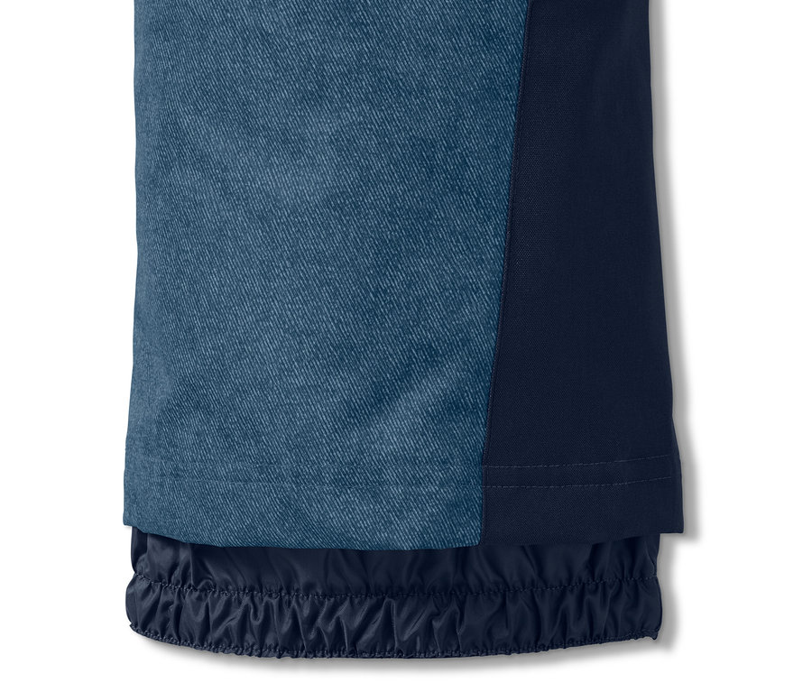 Detail einer Fashion-Skihose im Jeans-Look, bestehend aus Denim und dunkelblauem Stoff.