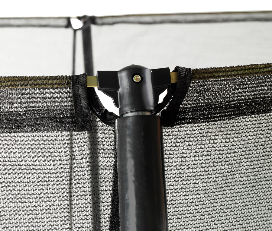 Detailaufnahme vom Rahmen und Netz des EXIT Trampolin »Silhouette«.