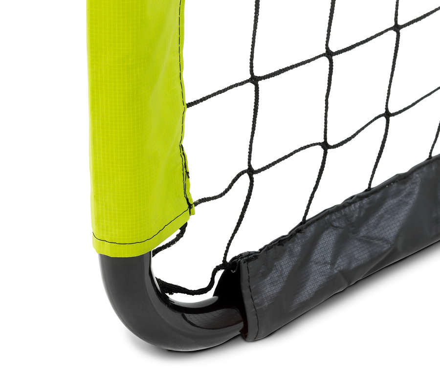 Detail einer Ecke des EXIT Fußballtors »Tempo 3000« mit schwarzem Netz, gelbgrüner Polsterung und schwarzem Sockel.