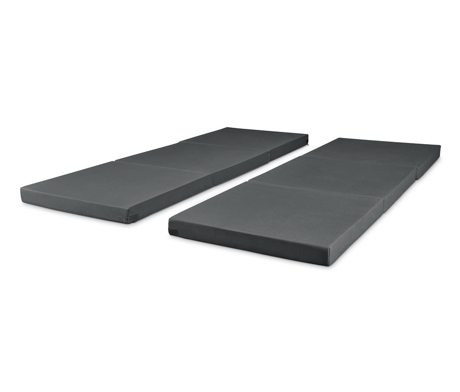 Zwei ausgeklappte graue Doppel-Gästematratzen.