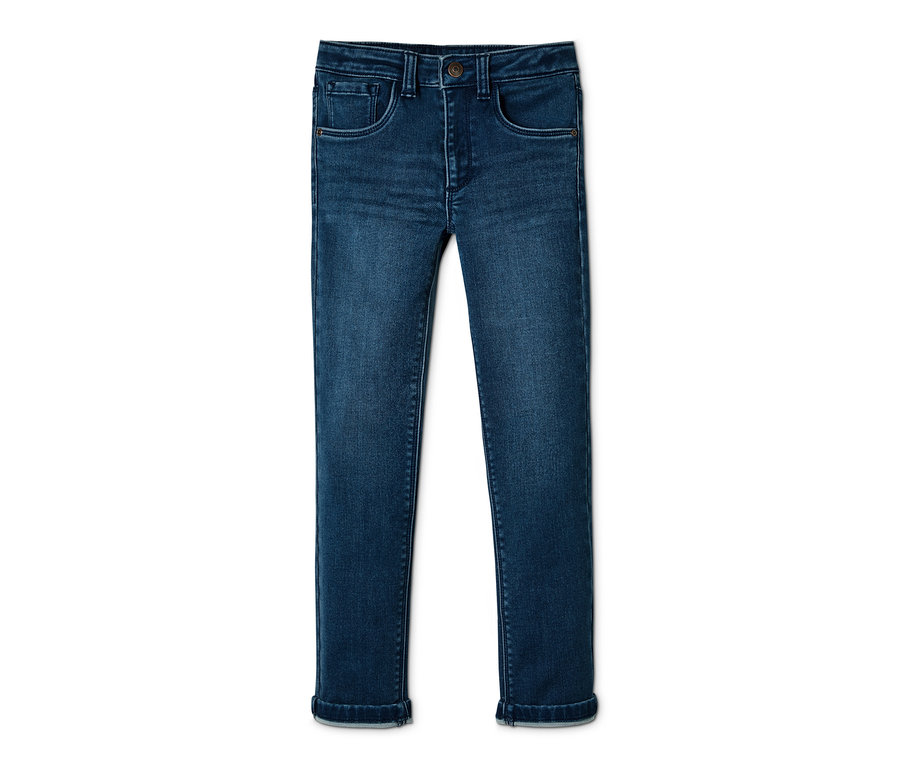 Eine blaue Jeans liegt auf einem weißen Hintergrund.