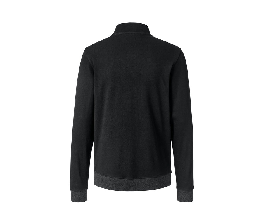 Detailansicht eines schwarzen Hausanzugs.