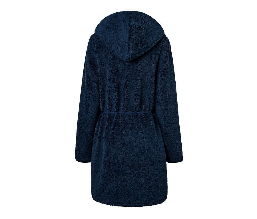Rückansicht des Kuschelmantels mit Kapuze und Taillenband.