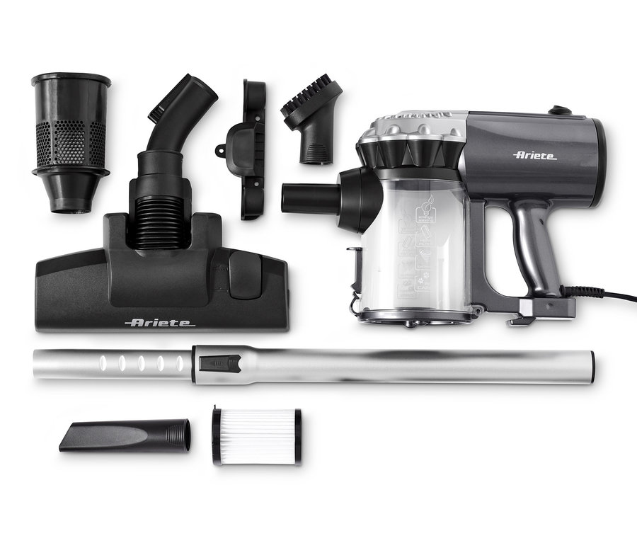 Ein zerlegter Stielstaubsauger mit 600 Watt und verschiedenem Zubehör auf weißem Hintergrund.