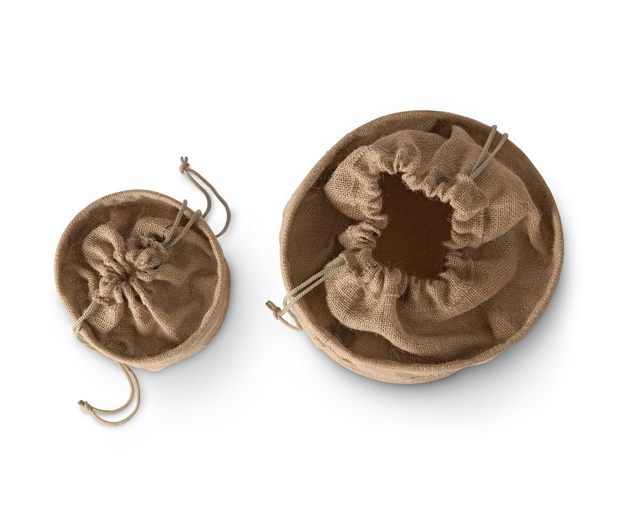 Zwei Aufbewahrungsbeutel aus Jute.