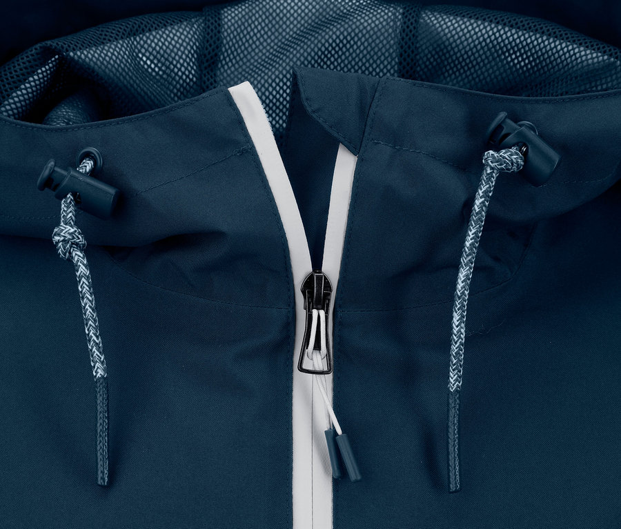 Detailansicht einer Allwetter-Jacke mit Kapuze, Reißverschluss und Kordelzug.