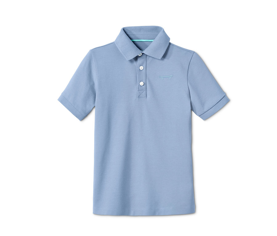 Ein blaues Poloshirt mit aufgesticktem Skateboard.