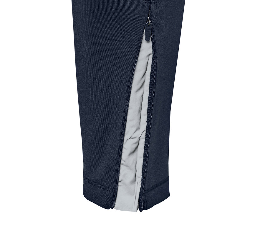 Detailansicht einer dunkelblauen Thermo-Lauftight mit geöffnetem Reißverschluss am Bein.