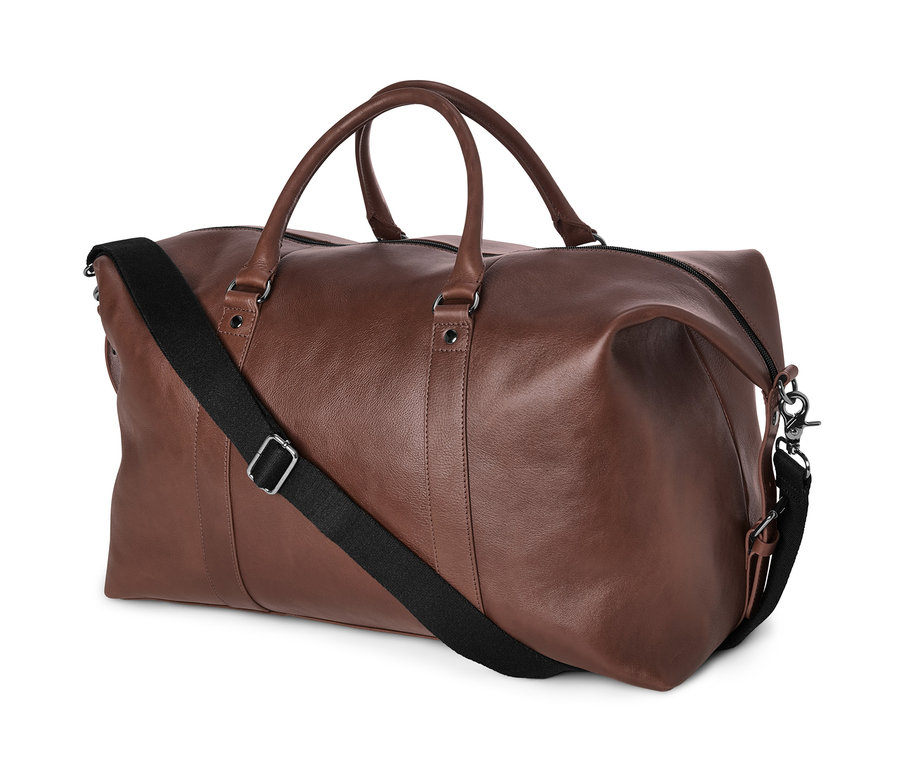 Ein brauner Leder-Weekender mit einem schwarzen Schultergurt.