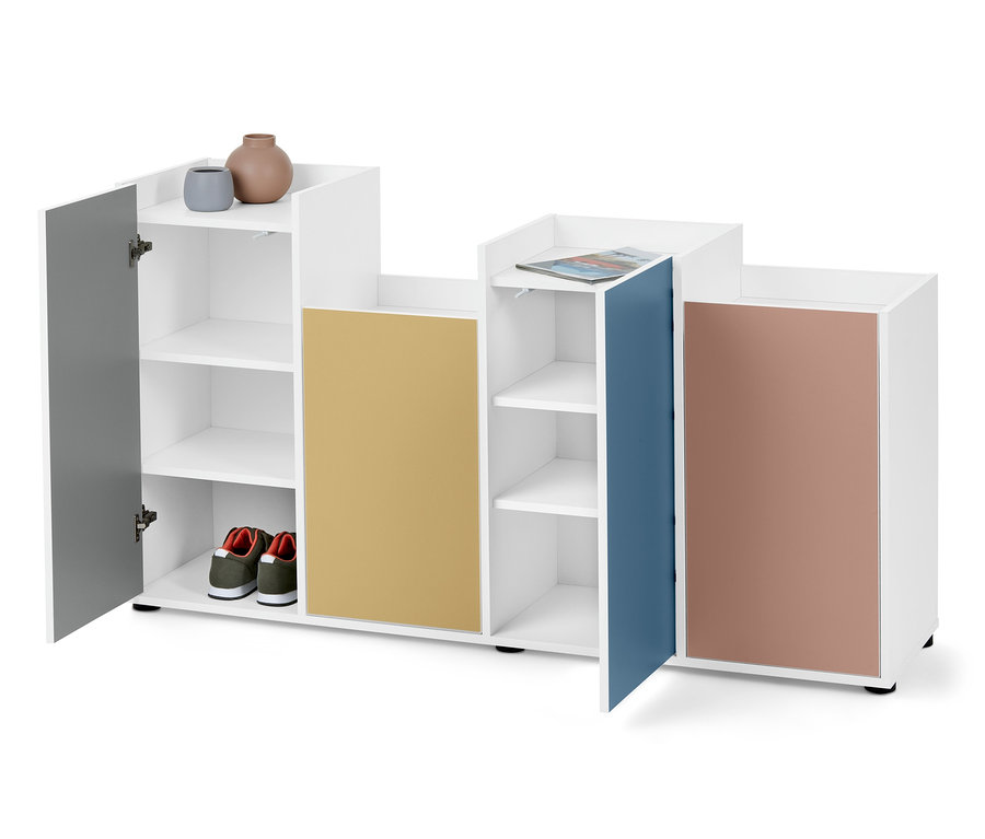 Weißes Sideboard mit 4 Türen, eine graue offen, Vasen und Schuhe in den Regalen.