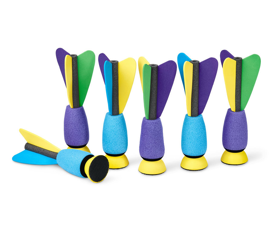 Sechs XL-Dartpfeile eines aufblasbaren XL-Dartspiels in einer Reihe. Die Pfeile haben grüne, gelbe und lila Flügel.
