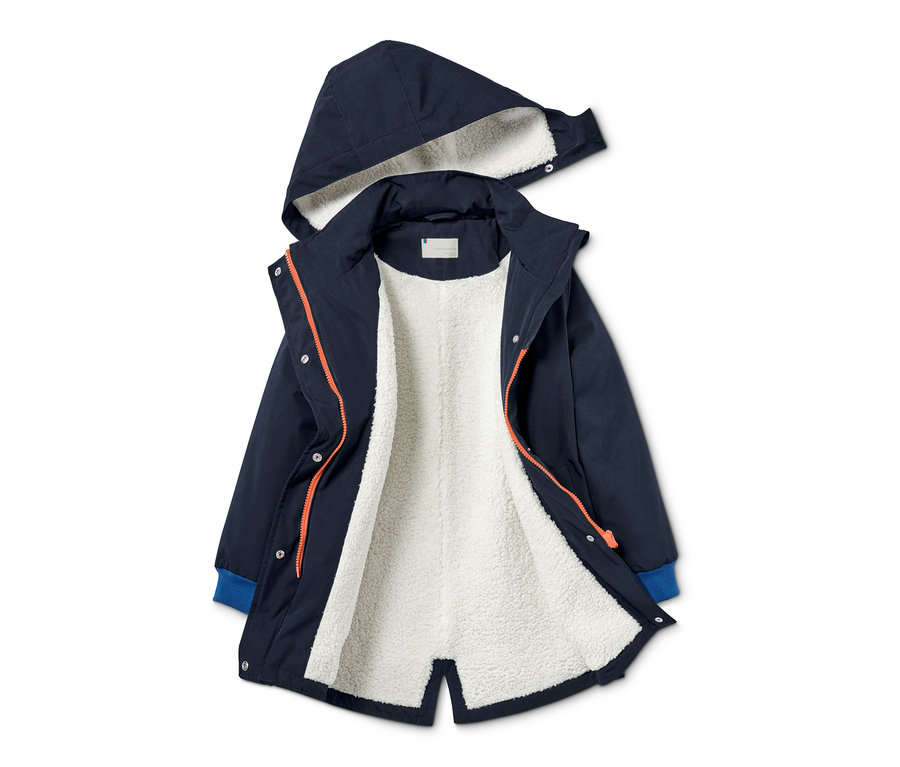 Marineblaue Parka mit Kapuze und orangefarbenen Reißverschlüssen.