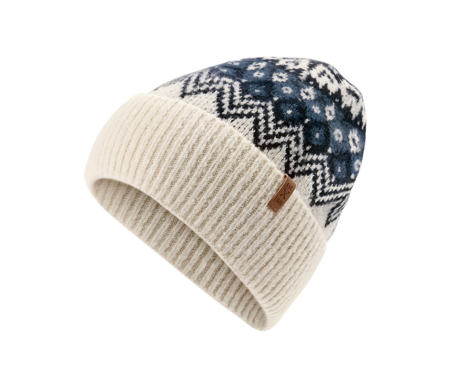 Detailansicht einer Strickmütze mit norwegischem Muster in Creme und Blau.