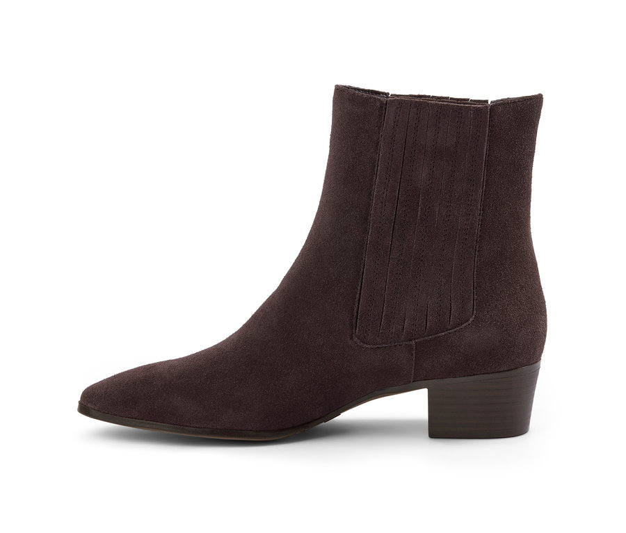 Braune Stiefelette aus chromfrei gegerbtem Veloursleder auf weißem Hintergrund.