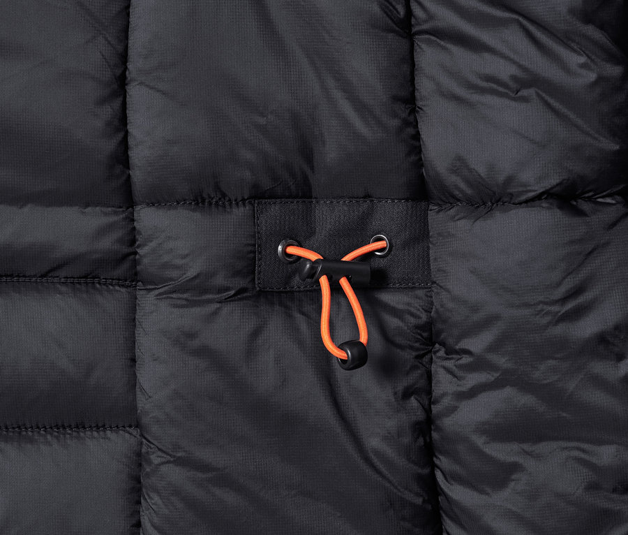 Detailansicht eines anthrazitfarbenen Thermo-Mantels.
