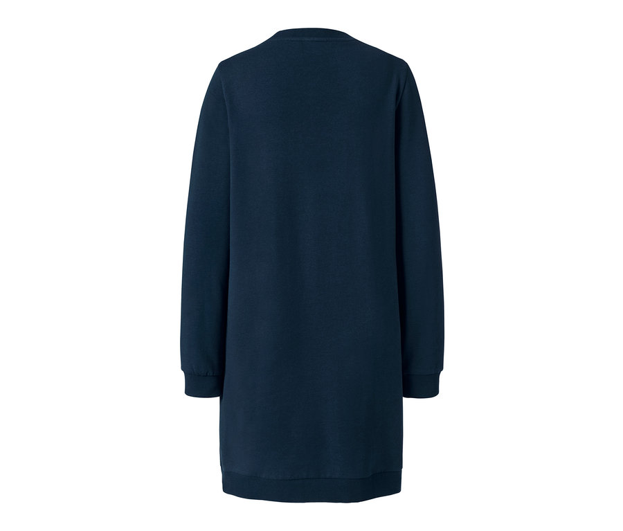 Dunkelblauer Pyjama mit langen Ärmeln.