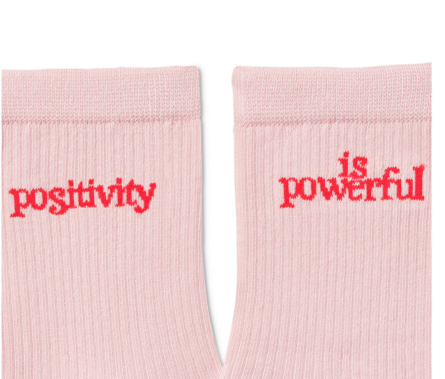 Detailansicht von zwei Paar Statement-Socken in Rosa.