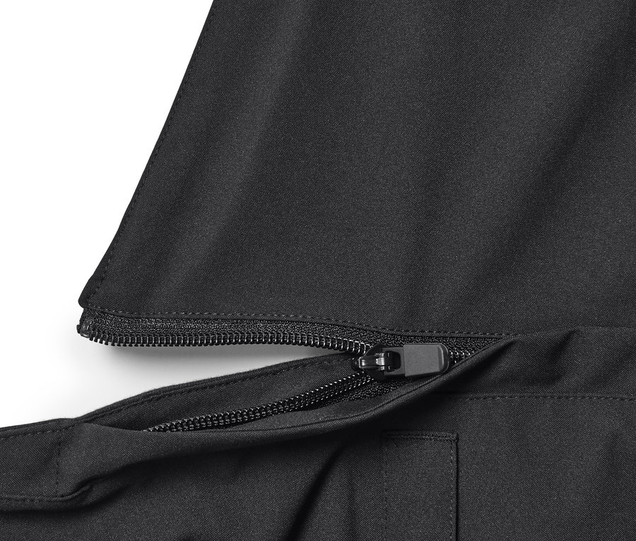 Detail einer schwarzen High-Tech-Skihose mit Reißverschluss.