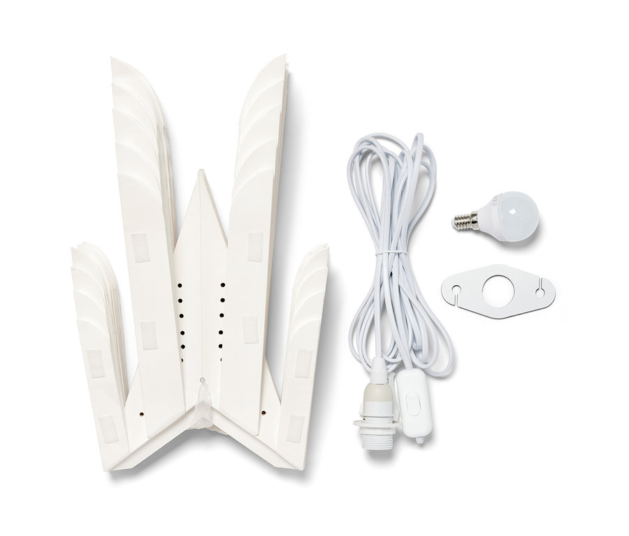 Ein LED-Papierstern, XL, liegt auseinandergefaltet mit Kabel, Birne und Halterung.