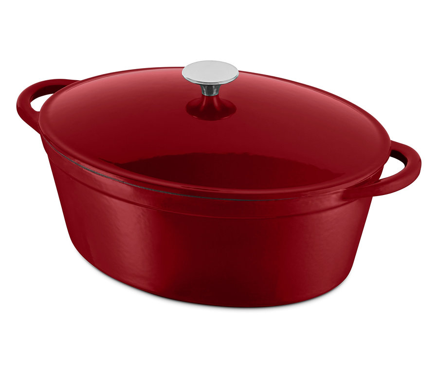 Ein roter, ovaler Gusseisen-Bräter mit Deckel.
