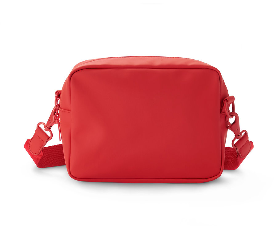 Eine rote Regen-Umhängetasche liegt auf einem weißen Hintergrund.