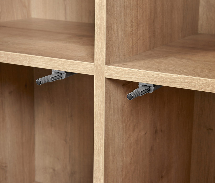 Detailansicht eines Regalmoduls "Flemming" (ca. 75 x 75 cm) mit Türen in Eichendekor.