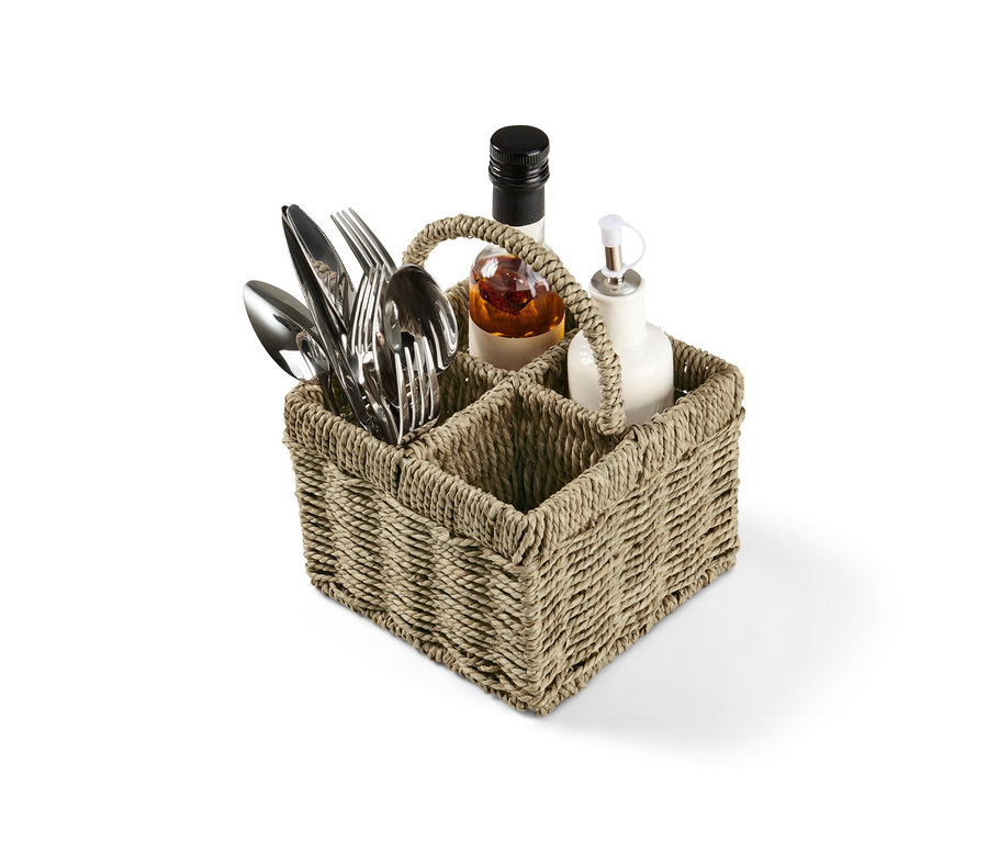 Ein geflochtener Besteckkorb mit vier Fächern, eines davon gefüllt mit silbernem Besteck.