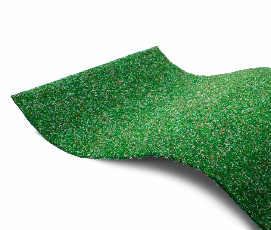 Ein Stück grüner Primaflor Rasenteppich »GREEN« liegt auf einem weißen Untergrund.