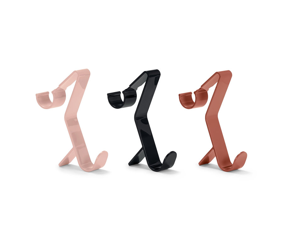 Drei Clip-Haken: ein rosafarbener, ein schwarzer und ein brauner.