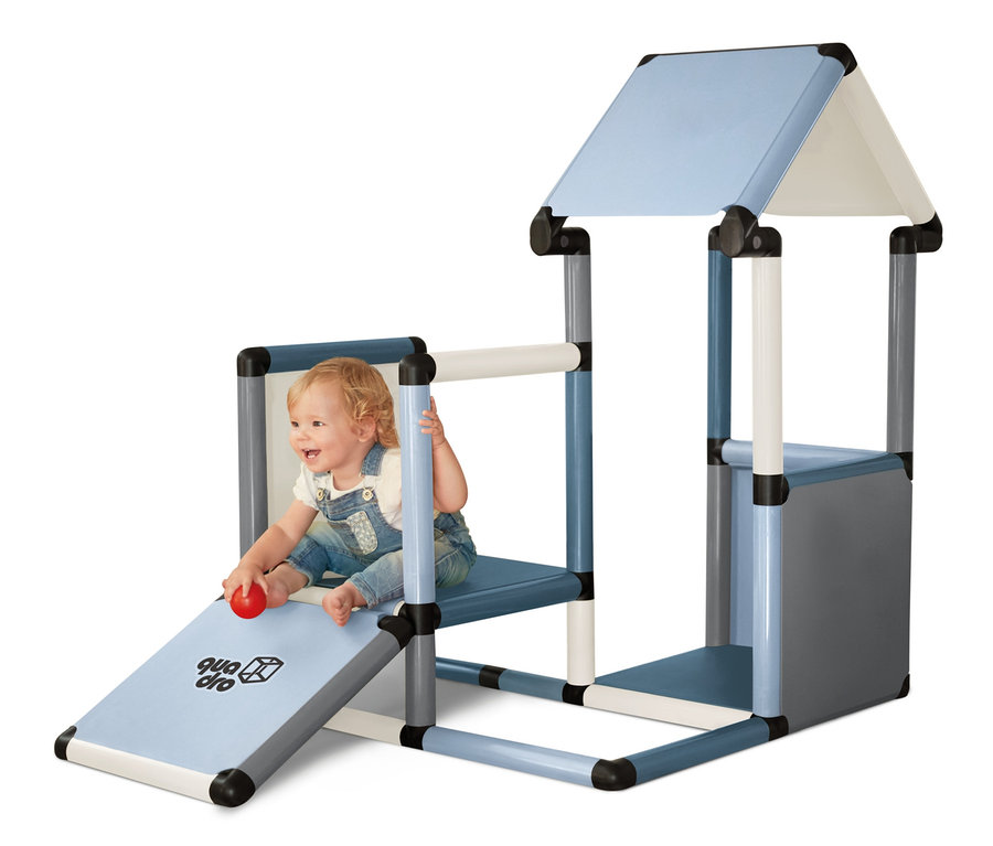 Ein Kind spielt mit einem roten Ball auf einer blauen Rutsche mit dem Quadro-Home-ADVENTURE-Set.