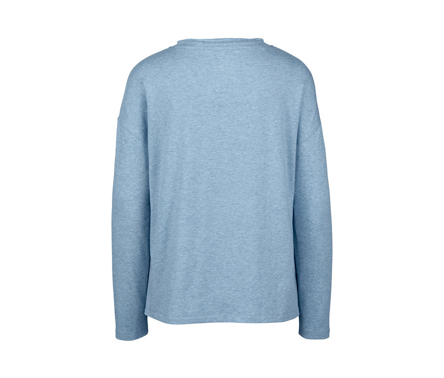 Hellblauer, langärmliger Pyjama.