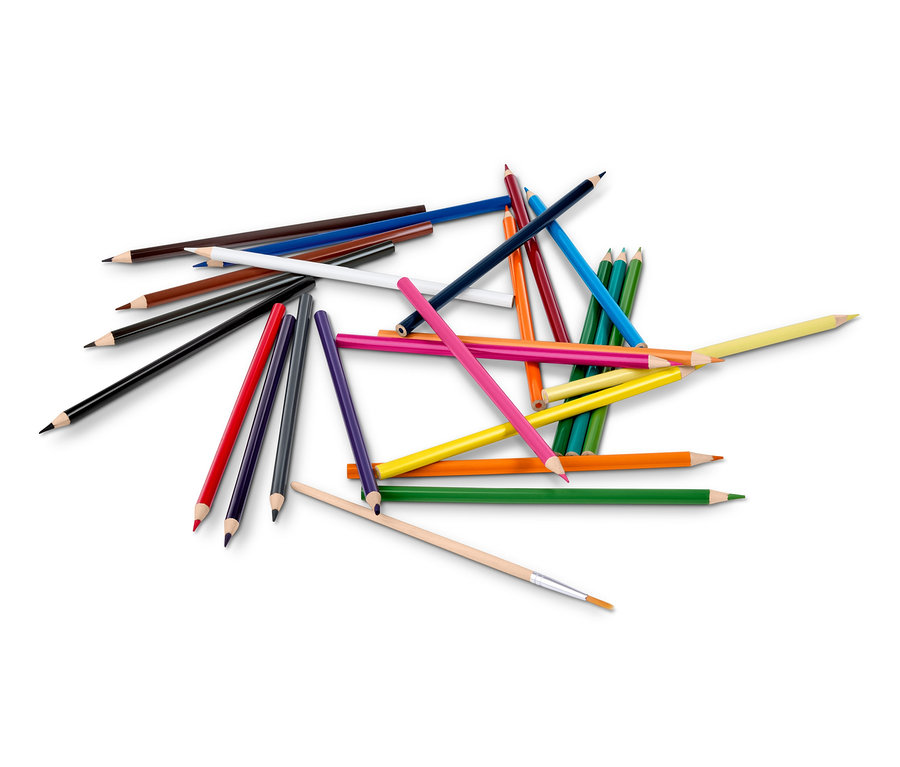 Verstreute Aquarell-Buntstifte in verschiedenen Farben und ein Pinsel.