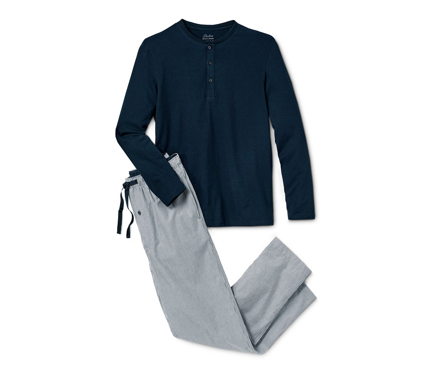 Ein marineblauer Pyjama mit gewebter Hose mit Streifen liegt auf einem weißen Hintergrund.