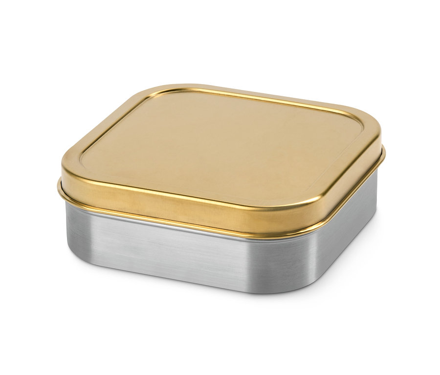 Eine To-go-Lunchbox mit goldenem Deckel und silberfarbenem Unterteil.