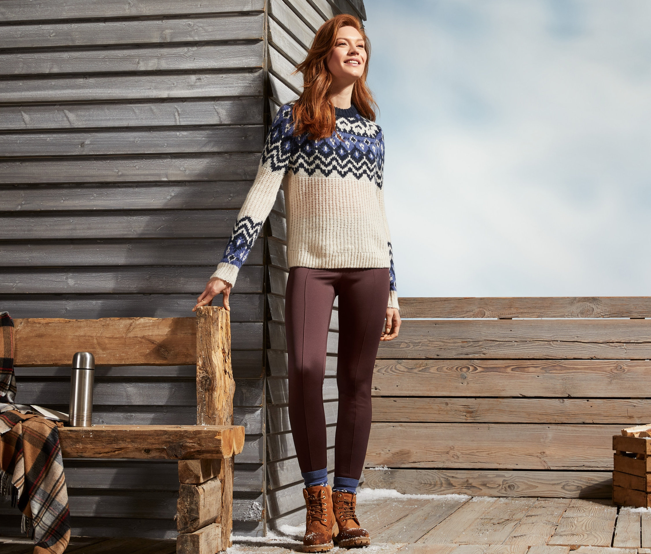 Frau steht draussen und trägt braune Thermotights.