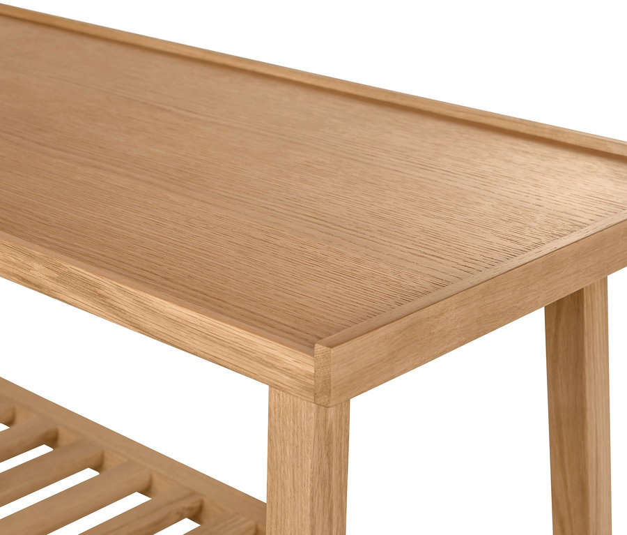 Detailansicht einer Sitzbank mit Ablage.