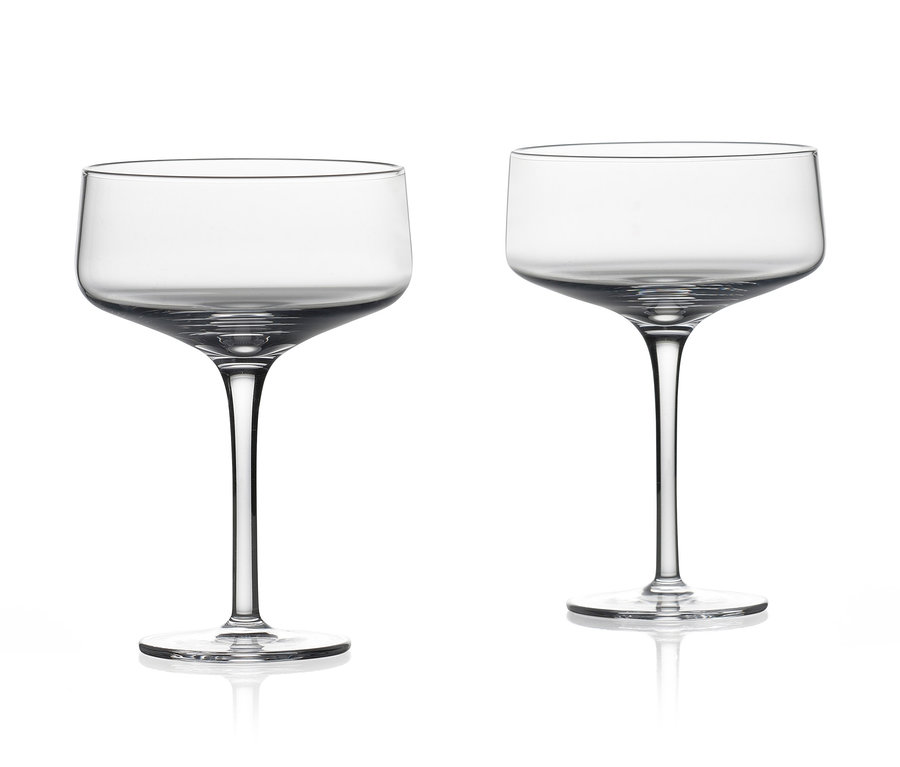 Zwei Cocktailgläser aus dem ZONE DENMARK-Cocktailgläser-Set »Rocks«, 13,5 cm, stehen auf einem weißen Hintergrund.