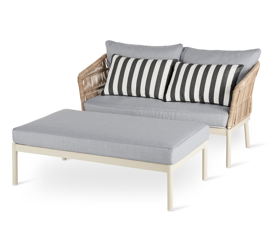Ein »Liska« Outdoor-Sofa mit Relax-Komfort-Kissen und Fußteil.